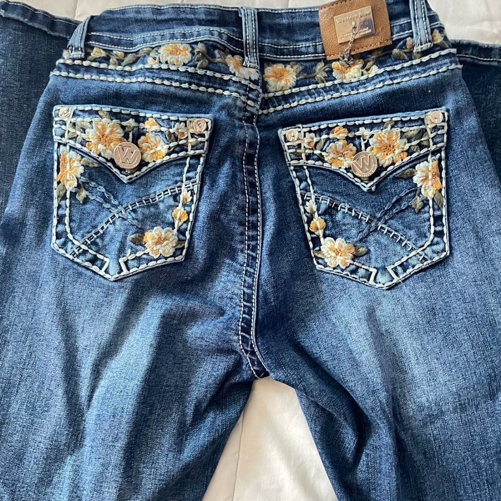 BEAUTIFUL Embroidered Flower Denim Jeans